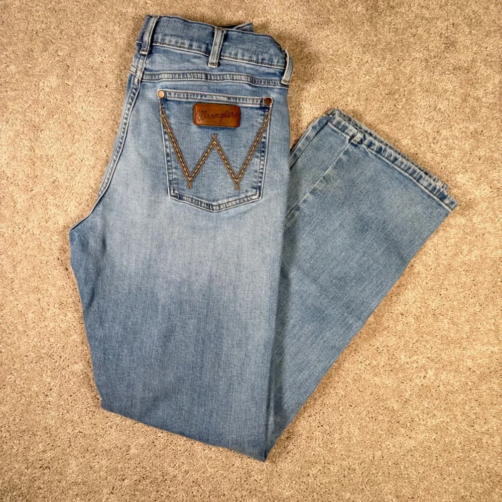 Wrangler Retro Men's 33x33 Medium Wash Straight Leg Western Denim Jeans Rodeo